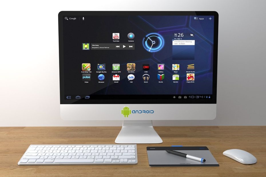Tablet Android di atas meja kerja