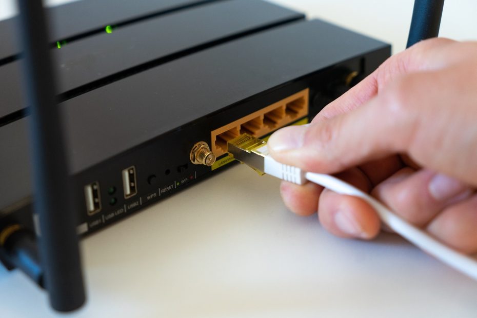 Router dan kabel jaringan internet di rumah