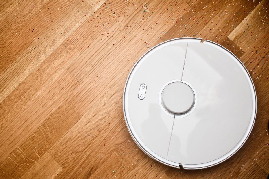 robot vacuum membersihkan lantai