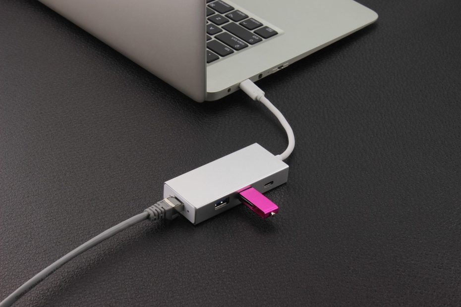 hub USB-C terhubung ke laptop