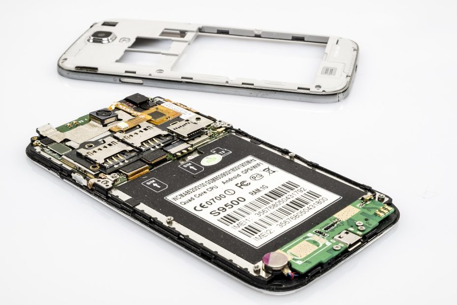 baterai smartphone sedang diisi