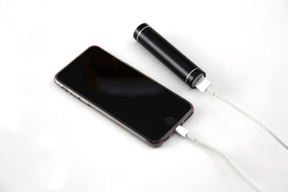 Powerbank untuk mengisi HP saat bepergian
