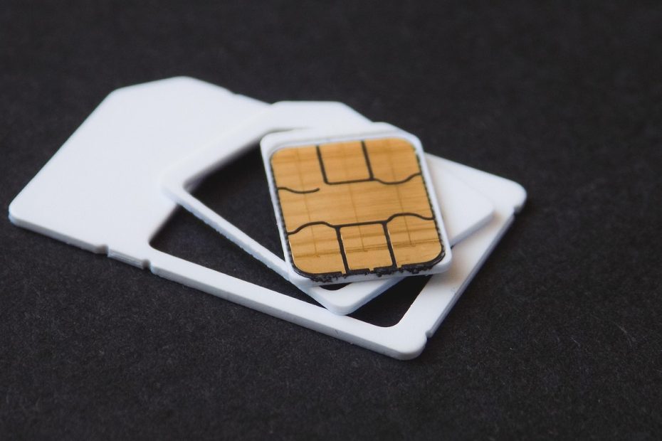 Perbandingan eSIM dan kartu SIM fisik pada smartphone