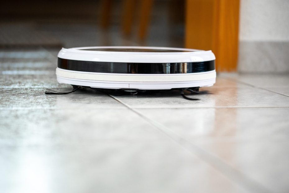 Robot vacuum membersihkan lantai rumah