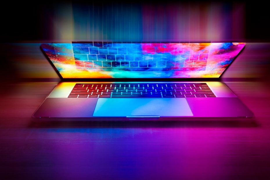 Laptop di atas meja kerja dengan keyboard
