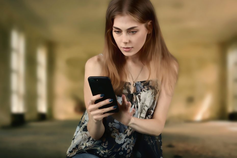 Wanita membaca pesan di aplikasi chat smartphone