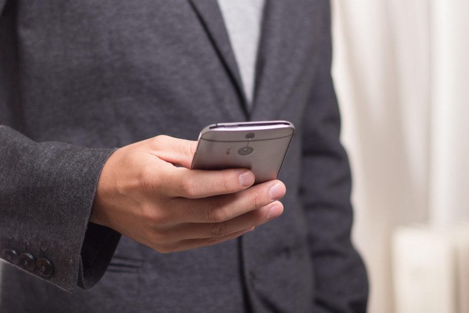 Pria menggunakan aplikasi pesan di smartphone