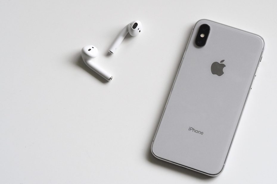 TWS earbuds di atas meja kerja